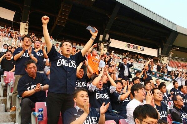 한화 임직원과 협력사 임직원들이 서울 잠실야구장에서 &nbsp;열린 야구 경기를 관람하며 한화 이글스의 선전을 응원하고 있다. [사진=한화](포인트경제)