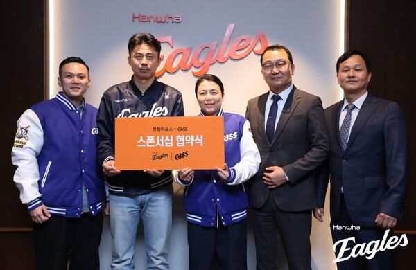 (왼쪽부터) 오비맥주 윤민구 이사, 한화 이글스 손혁 단장, 오비맥주 서혜연 부사장,오비맥주 길상훈 본부장, 김상률 지점장이 후원 협약&nbsp;기념사진을 촬영했다. /오비맥주 제공