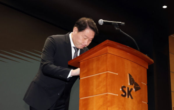 최태원 SK그룹 회장이 7일 오전 서울 중구 SK텔레콤 T타워 SUPEX홀에서 SK텔레콤의 해킹 사고와 관련해 고개 숙여 사과하고 있다. /사진=누시스