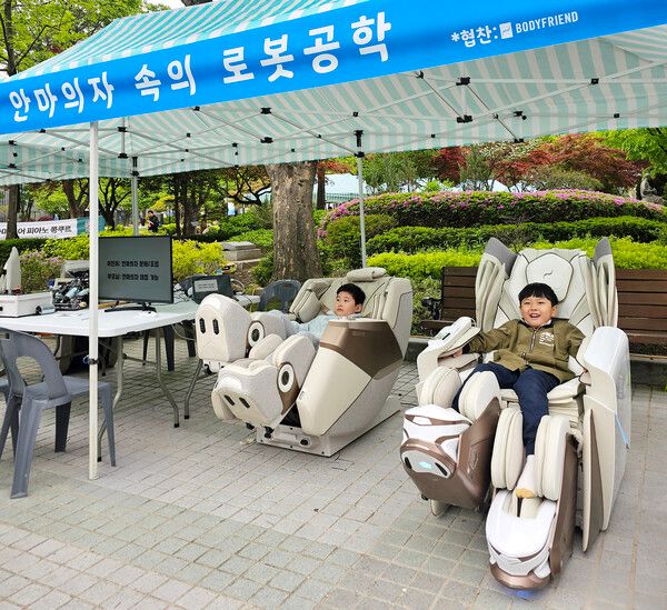 '숭실 창의력 체험축제'에 참여한 어린이가 헬스케어로봇을 체험하고 있다.