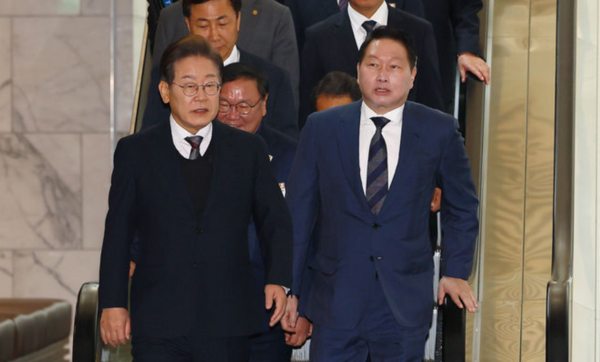 이재명 더불어민주당 대선후보가 8일 오전 서울 중구 대한상공회의소에서 열린 대선후보 초청 경제5단체장 간담회에 최태원 대한상의 회장과 함께 참석하고 있다. /사진=뉴시스