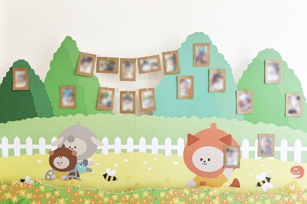 서울대학교병원 넥슨어린이통합케어센터에 5월을 맞아 새롭게 바뀐 그림 위에 아이들의 사진이 걸려있다. [사진=한화](포인트경제)