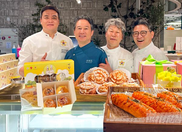 9일 오전 서울 영등포구에 위치한 현대백화점 더현대 서울 지하 1층 '대한민국 제과제빵 명장전' 팝업스토어에서 명장들이 상품을 소개하고 있다. (왼쪽부터 랑콩뜨레 이석원 명장, 안스베이커리 안창현 명장, 김덕규베이커리 김덕규 명장, 베비에르 마옥천 명장) [사진=현대백화점](포인트경제)