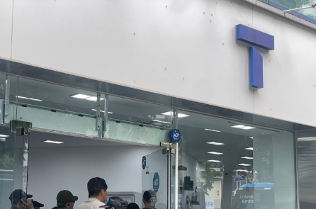 한 SK텔레콤 대리점에서 유심을 교체하려는 고객들 /사진=뉴시스