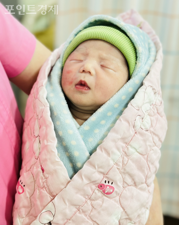 두 눈을 감고 세상에 첫 숨을 내쉰 아기. 이 아이의 미래를 지켜주는 것이 우리 사회의 몫이다ⓒ포인트경제 박진우 도쿄특파원