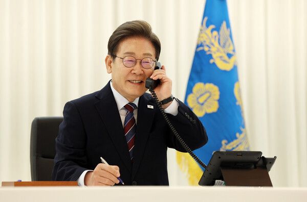 이재명 대통령이 6일 서울 한남동 관저에서 도널드 트럼프 미국 대통령과 전화 통화를 하기 위해 수화기를 들고 있다. /사진=뉴시스