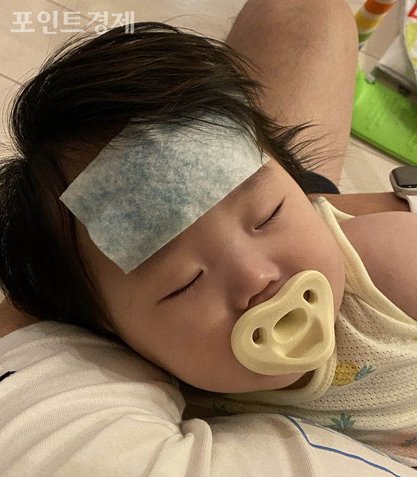 여행 도중 아픈 아이를 돌보는 모습. 갑작스러운 상황에 대비한 의료 정보가 도움이 된다. ⓒ포인트경제 박진우 도쿄특파원