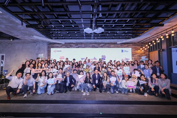 지난 10일 드림플러스 강남에서 열린 발대식에서 한화생명 홍정표 커뮤니케이션실 부사장(첫줄 좌측에서 열번째),&nbsp;대한암협회 이민혁 회장(첫줄 좌측에서 여섯번째)&nbsp;및 암경험청년 돌봄 캠페인 크루원들이 기념촬영을 하고 있다. [사진=한화생명](포인트경제)