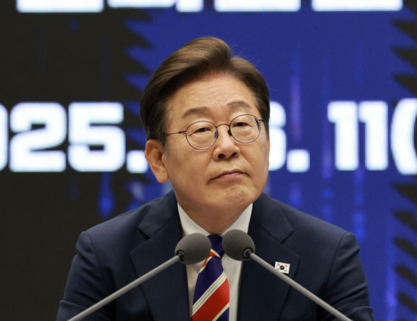 이재명 대통령이 11일 서울 영등포구 한국거래소에서 열린 주식시장 불공정거래 근절을 위한 현장 간담회에서 참석자 질문을 듣고 있다. /사진=뉴시스