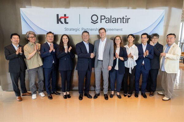 KT Enterprise부문장&nbsp;안창용&nbsp;부사장(왼쪽&nbsp;다섯&nbsp;번째)과&nbsp;팔란티어&nbsp;라이언&nbsp;테일러&nbsp;CRO(오른쪽&nbsp;여섯&nbsp;번째)가&nbsp;12일&nbsp;KT&nbsp;광화문&nbsp;빌딩&nbsp;East에서&nbsp;국내&nbsp;산업계&nbsp;AX&nbsp;촉진을&nbsp;위한&nbsp;방안을&nbsp;논의&nbsp;후&nbsp;임원들과&nbsp;기념&nbsp;사진을&nbsp;촬영했다. /KT 제공