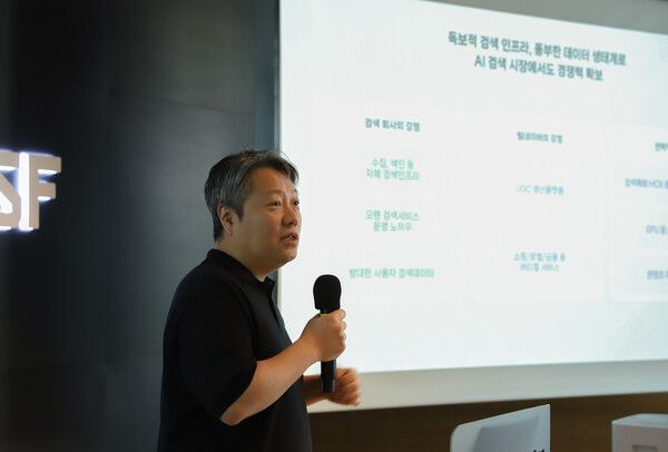 김상범 네이버 검색플랫폼 리더가 12일에 열린 기자간담회에서 AI 검색 방향성에 대해 소개하고 있다. [사진=네이버] (포인트경제)