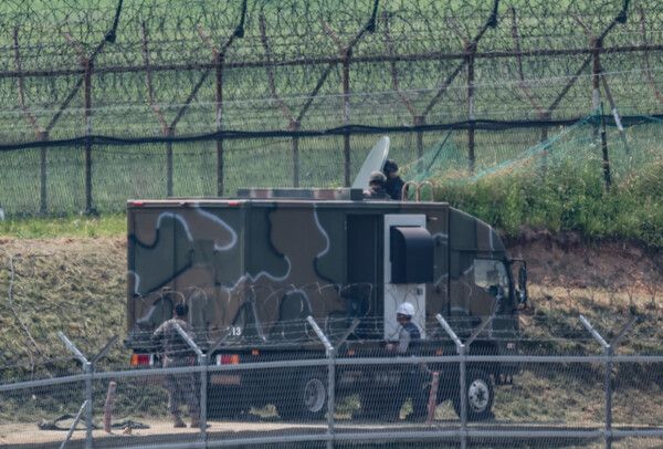 지난해 6월 경기 파주시 접경지역에서 군인들이 이동형 대북 확성기를 점검하고 있는 모습 /사진=뉴시스