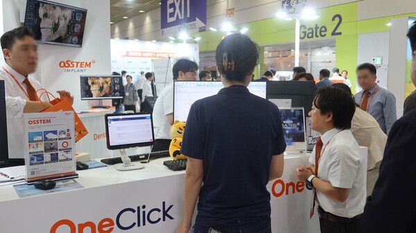 &nbsp;SIDEX 2025, 오스템임플란트 현장 부스 모습. /오스템임플란트 제공