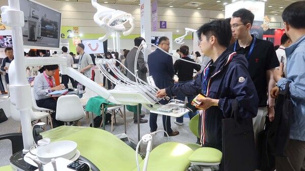 오스템임플란트가 SIDEX 2025에서 참가 기업 중 최다 부스를 운영하고 혁신적인 서비스와 제품을 선보였다. 오스템임플란트 현장 부스 모습. /오스템임플란트 제공