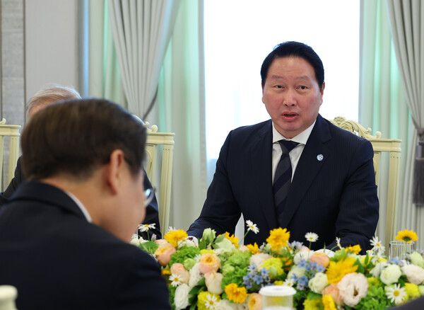 최태원 SK그룹 회장 겸 대한상공회의소회장이 13일 서울 용산 대통령실에서 열린 이재명 대통령과의 6경제단체와 기업인 간담회에서 발언하고 있다.&nbsp;