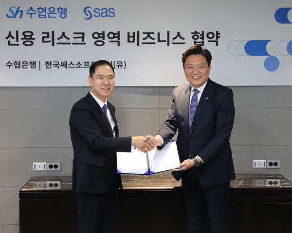 지난달 19일 Sh수협은행 신학기 은행장(왼쪽)과 SAS코리아 이중혁 대표가 신용리스크 협업 프로젝트 추진 업무협약을 체결하고 기념촬영을 하는 모습. /Sh수협은행 제공