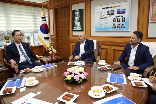 지난 11일, Sh수협은행 본사를 방문한 SAS글로벌 임원진이 신학기 은행장 등 Sh수협은행 관계자들과 비즈니스 미팅을 진행하는 모습. /Sh수협은행 제공