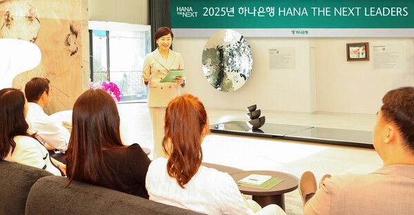 이은정 하나은행 하나더넥스트본부장이 지난 12일 오후 서울 강남구 삼성동에 위치한 Place1에서 참석자들을 대상으로&nbsp;「하나더넥스트 LEADERS」 프로그램 안내를 하고 있다. [사진=하나은행](포인트경제)&nbsp;&nbsp;