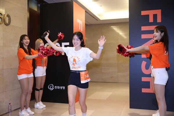 14일(토) 63빌딩에서 열린 제21회 「2025&nbsp;한화생명 시그니처&nbsp;63 RUN」참가자가 완주를 마치고 있다. /한화생명 제공