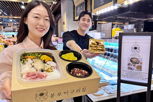 서울 갤러리아명품관 식품관 고메이494에서 모델들이 ‘봉포머구리집’ 팝업스토어의 대표 메뉴인 물회와 오징어순대를 소개하고 있다. /갤러리아백화점 제공