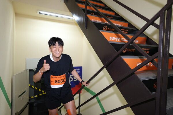 14일(토) 63빌딩에서 열린 제21회 「2025&nbsp;한화생명 시그니처&nbsp;63 RUN」참가자들이 힘차게 출발하고 있다.&nbsp; /한화생명 제공