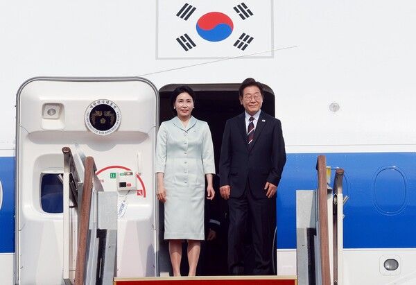 이재명 대통령과 김혜경 여사가 캐나다에서 열리는 주요 7개국(G7) 정상회의에 참석하기 위해 16일 경기 성남 서울공항에서 공군 1호기에 탑승하며 인사하고 있다. /사진=뉴시스