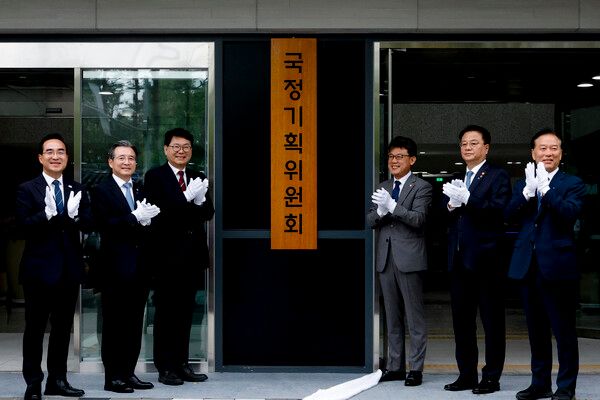 이한주(왼쪽 세번째) 국정기획위원회 위원장이 16일 서울 종로구 정부서울청사 창성동 별관에서 열린 국정기획위원회 출범 현판 제막식에서 참석자들과 제막 후 기념촬영을 하고 있다. /사진=뉴시스