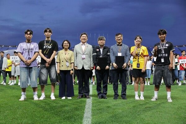 넥슨은 제주도교육청,&nbsp;제주&nbsp;SK FC와 함께 자사가 서비스하는 ‘EA SPORTS FC™&nbsp;Online’의 ‘2025&nbsp;넥슨 챔피언스 컵&nbsp;in&nbsp;제주’ 발대식을 진행했다. (사진 왼쪽부터)&nbsp;중앙고 윤호준 학생,&nbsp;제일고 좌경환 학생,&nbsp;서귀포시교육지원청 강옥화 교육장,&nbsp;제주특별자치도 김광수 교육감,&nbsp;제주&nbsp;SK FC&nbsp;구창용 대표이사,&nbsp;제주특별자치도교육청 김병성 체육건강과장,&nbsp;아라중 김효윤 학생,&nbsp;서귀포중 백동경 학생.