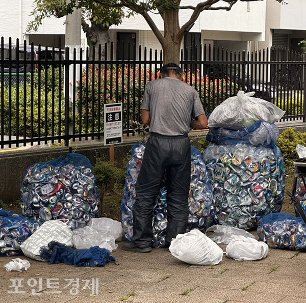 거리에서 빈 캔을 정리하는 일본의 한 고령자(사진은 기사와 직접적 관련이 없음) ⓒ포인트경제 박진우 도쿄 특파원