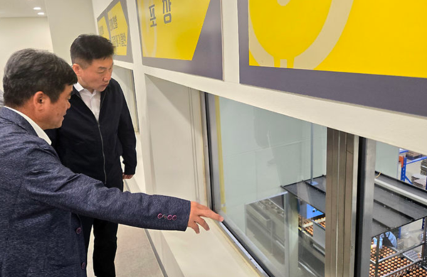 박범수 농림축산식품부이 지난 13일 경기 평택시 한국양계농협 계란 공판장을 찾아 계란 수급 상황을 점검하고 있다. /사진=농식품부