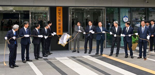 이한주(왼쪽 다섯번째) 국정기획위원회 위원장이 16일 서울 종로구 정부서울청사 창성동 별관에서 열린 국정기획위원회 출범 현판 제막식에서 참석자들과 제막을 하고 있다. /사진=뉴시스
