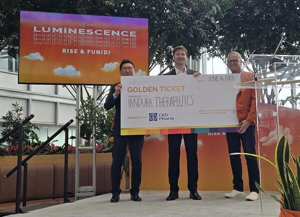 16일(현지시각)&nbsp;미국&nbsp;보스턴에서&nbsp;열린&nbsp;‘2025&nbsp;CKD&nbsp;Pharm&nbsp;Golden&nbsp;Ticket’&nbsp;행사에서&nbsp;(왼쪽부터)&nbsp;종근당&nbsp;김영주&nbsp;대표와&nbsp;InnDura&nbsp;Therapeutics&nbsp;CEO&nbsp;Nikola&nbsp;Ivica,&nbsp;랩센트럴&nbsp;CBO&nbsp;Mike&nbsp;Larhette가&nbsp;기념촬영을&nbsp;하고&nbsp;있다. [사진=종근당](포인트경제)