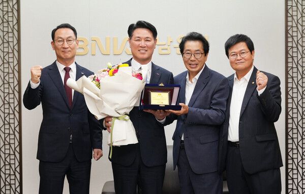 경상남도육상연맹 회장 당선패 전달식에서 관계자들이 기념촬영을 하고 있다. (사진 좌측부터) BNK경남은행 구태근 상무, BNK경남은행 김태한 은행장,&nbsp;경상남도육상연맹 장운익 선거운영위원장,&nbsp;경상남도육상연맹 유헌태 부회장.