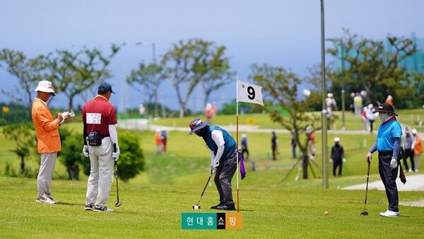 지난&nbsp;16일 제주시 회천파크골프장에서 열린 ‘2025 현대홈쇼핑 제주도 전국 파크골프대회’에서 참가자들이 본선 경기를 치르고 있다. [사진=현대홈쇼핑](포인트경제)