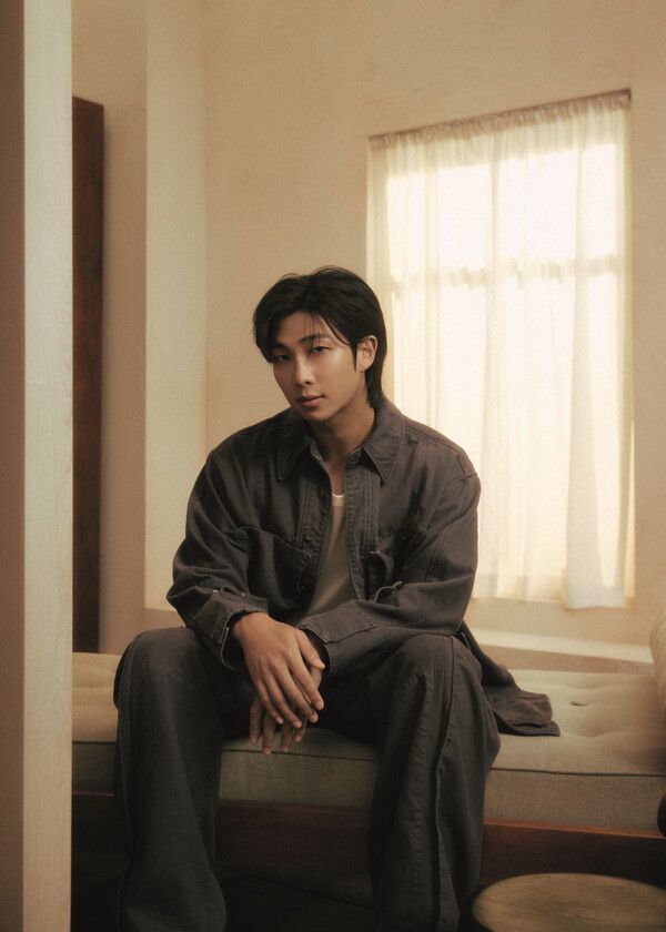 삼성전자 아트 TV 홍보대사로 선정된 방탄소년단 RM [사진=삼성전자](포인트경제)&nbsp;