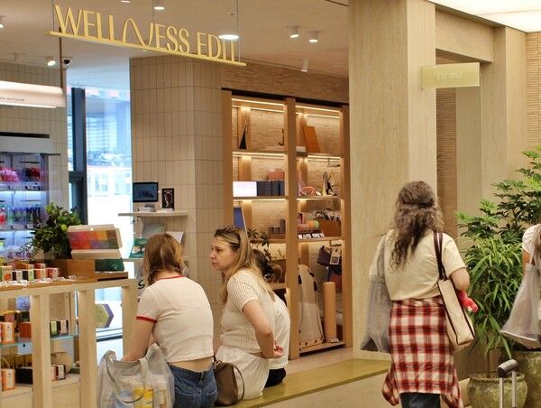 서울시 성동구 '올리브영N 성수' 매장의 '웰니스에딧'관에서 외국인 관광객들이 쇼핑하고 있다. [사진=CJ올리브영](포인트경제)