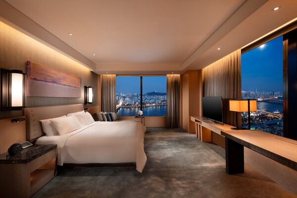 호텔 객실에 비치된 시몬스 침대 연출 이미지 [사진=시몬스](포인트경제)