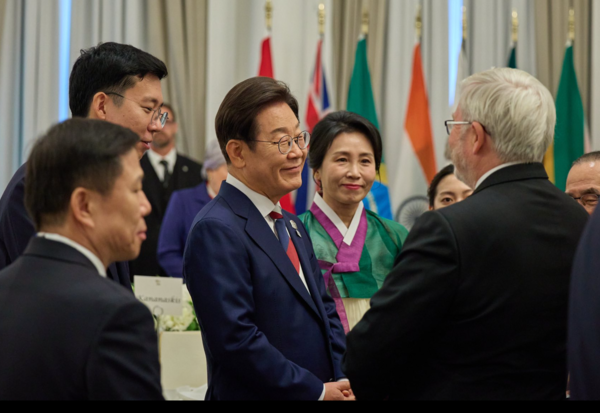 이재명 대통령과 부인 김혜경 여사가 16일(현지 시간) 캘거리 한 호텔에서 열린 다니엘 스미스 앨버타주 수상 주재 G7 초청국 리셉션에 참석하고 있다.&nbsp;/이재명 대통령 페이스북 갈무리