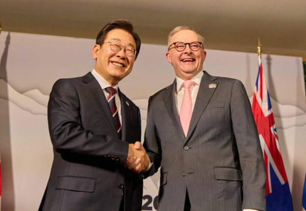 주요 7개국(G7) 정상회의 참석차 캐나다를 방문한 이재명 대통령이 16일(현지 시간) 캘거리 한 호텔에서 앤서니 앨버니지 호주 총리와 한-호주 정상회담에 앞서 악수하고 있다. /이재명 대통령 페이스북 갈무리