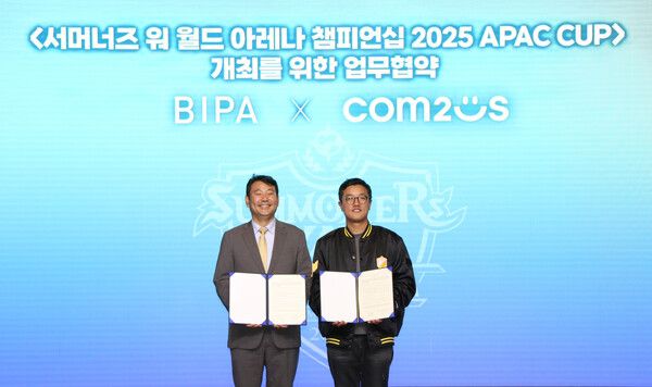 컴투스와&nbsp;부산정보산업진흥원&nbsp;업무&nbsp;협약식에서 부산정보산업진흥원&nbsp;김태열&nbsp;원장(좌측)과 컴투스&nbsp;박영주&nbsp;마케팅&콘텐츠&nbsp;센터장(우측)이 기념촬영을 하고 있다. [사진=컴투스](포인트경제)