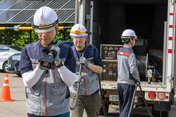 KT&nbsp;직원들이 서울시에 위치한 구로 국사에서 종합안점점검과 연계해 긴급복구 훈련을 진행하고 있다. /KT 제공