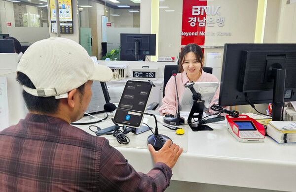 AI 실시간 통·번역 서비스를 제공하는&nbsp;‘외국인 고객 전용 창구’&nbsp;모습