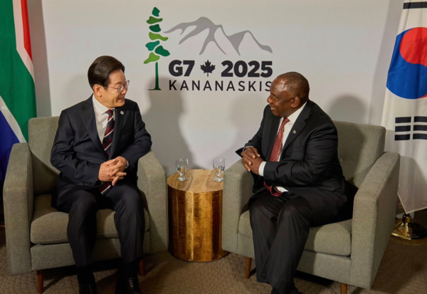 주요 7개국(G7) 정상회의 참석차 캐나다를 방문한 이재명 대통령이 16일(현지 시간) 캘거리 한 호텔에서 시릴 라마포사 남아공 대통령과 한-남아공 정상회담을 하고 있다./이재명 대통령 페이스북 갈무리