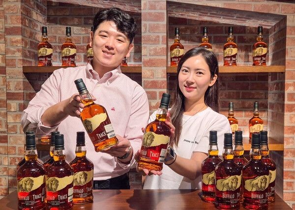 서울 강남구에 위치한 현대백화점 무역센터점 지하 1층 행사장에서 직원들이 제품을 소개하고 있다. 사진=현대백화점그룹](포인트경제)