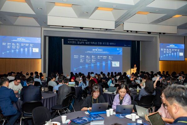 CJ대한통운 관계자가 ‘K브랜드 동남아·일본 틱톡샵 진출 로드맵 세미나’에서 한국 셀러들의 해외 시장 진출을 뒷받침할 물류관리 전략과 맞춤형 물류 서비스에 대해 설명하고 있다. [사진=CJ대한통운](포인트경제)