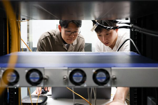 KT&nbsp;직원들이 차세대 기가 이더넷 스위치(New 5G-GES)&nbsp;장비 점검을 진행하고 있다. /KT 제공