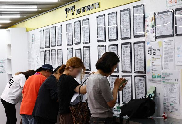 지난 16일 서울 마포구 서부고용복지플러스센터 일자리정보 게시판에서 구직자들이 이력서를 작성하고 있다. /사진=뉴시스