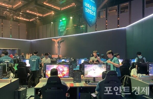 '로스트아크 모바일' 비전 프리뷰 행사에서 게임을 체험하고 있는 유저들의 모습&nbsp;ⓒ포인트경제