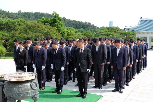 한화에어로스페이스와&nbsp;한화시스템,&nbsp;한화오션&nbsp;임직원&nbsp;130여&nbsp;명이&nbsp;19일&nbsp;현충원에서&nbsp;참배하고&nbsp;있다. /한화에어로스페이스 제공