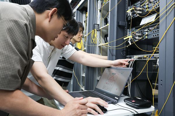 KT&nbsp;직원들이 차세대 기가 이더넷 스위치(New 5G-GES)&nbsp;장비 점검을 진행하고 있다. /KT 제공